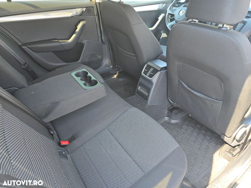 Skoda Octavia 1.6 TDI Ambiente DSG - 9