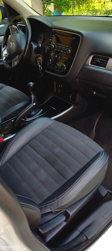 Mitsubishi Outlander 2.0 Invite + 2WD - 18