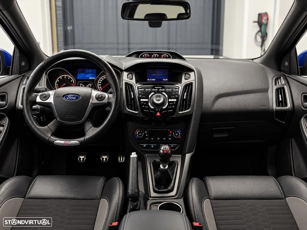 Ford Focus 2.0 EcoBoost ST c/ Pack Pele Desportiva - 41