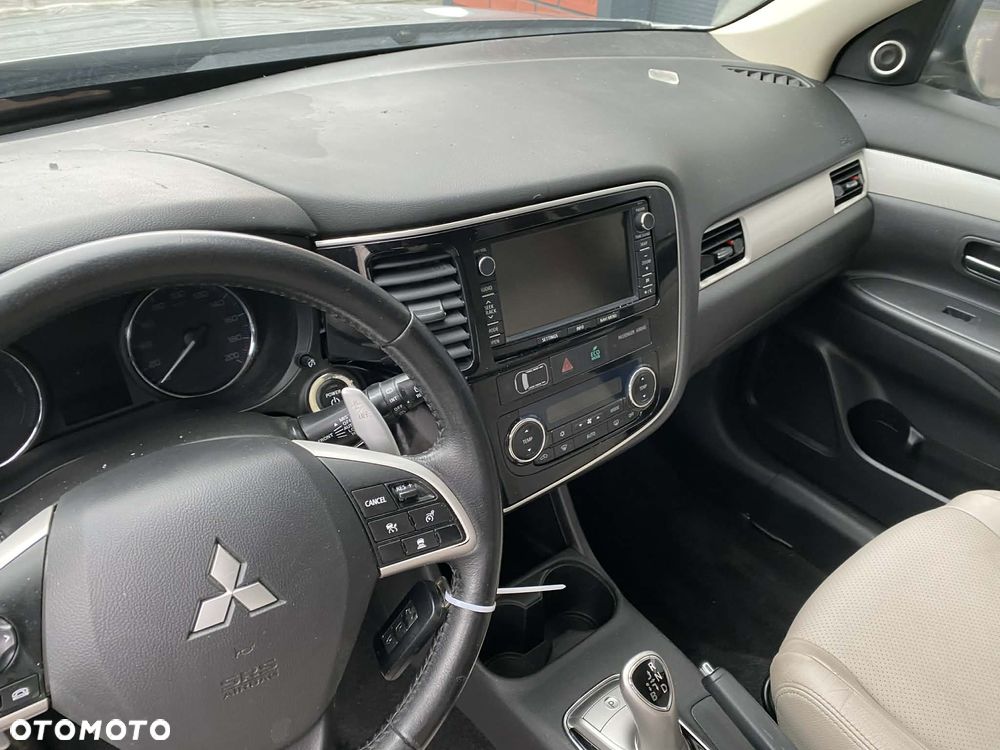 Mitsubishi Outlander 2.4 4WD - 18