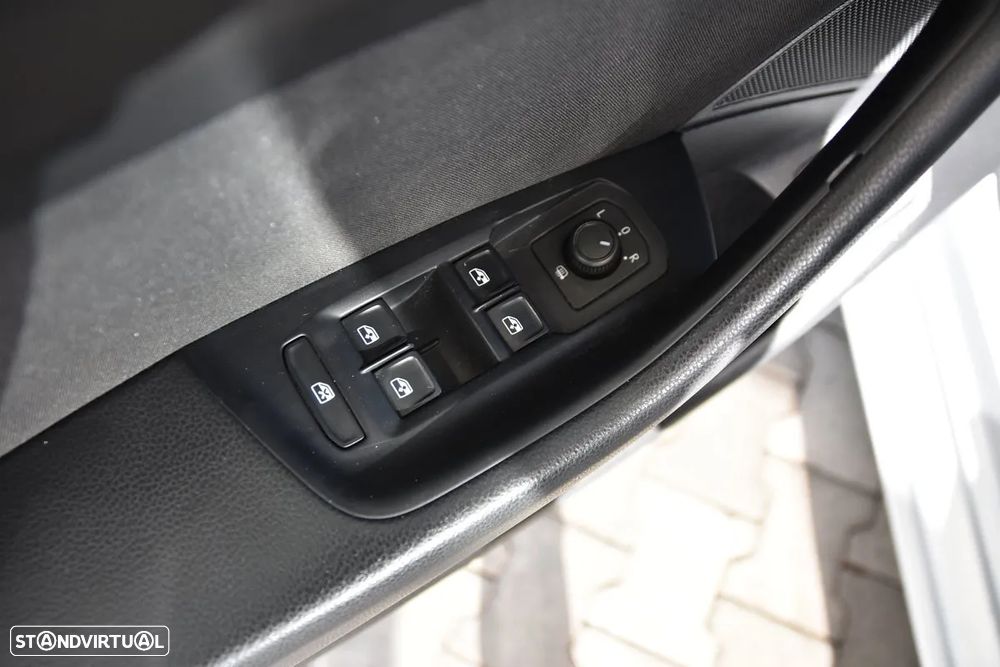 VW Passat 1.6 TDI Confortline - 19