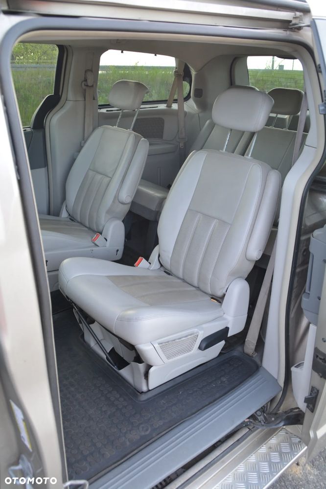 Chrysler Town & Country - 9