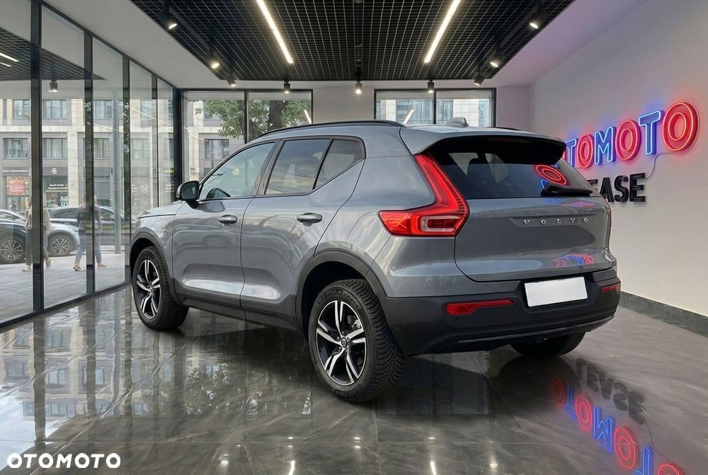 Volvo XC 40 B3 Plus Dark - 3
