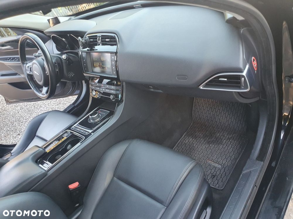 Jaguar XE 2.0 T R-Sport - 10