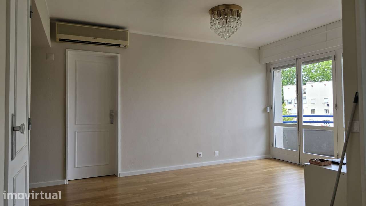 Apartamento T4 renovado e totalmente mobilado no centro de Telheiras - Grande imagem: 4/37