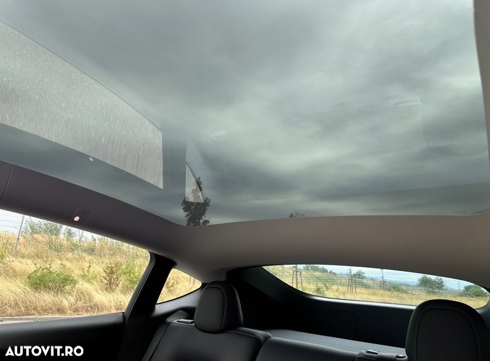 Tesla Model Y - 8