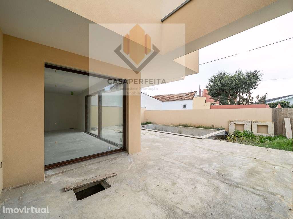 Moradia T4 De Luxo com 4 Frentes, Jardim Interior, Terraço e Piscin... - Grande imagem: 3/33