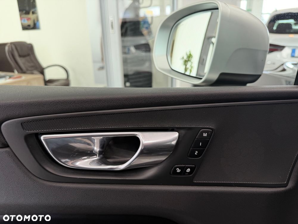 Volvo XC 60 T6 AWD Plug-In Hybrid R-Design - 27