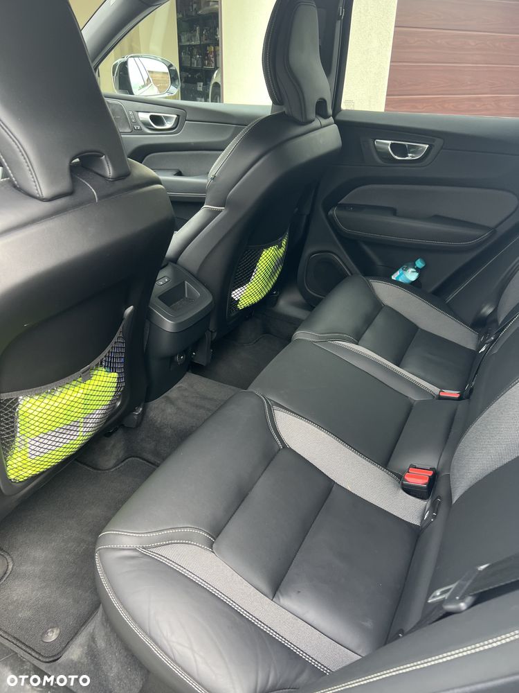 Volvo XC 60 B4 D AWD Plus Dark - 4