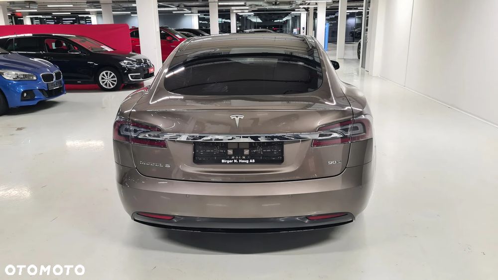 Tesla Model S - 10