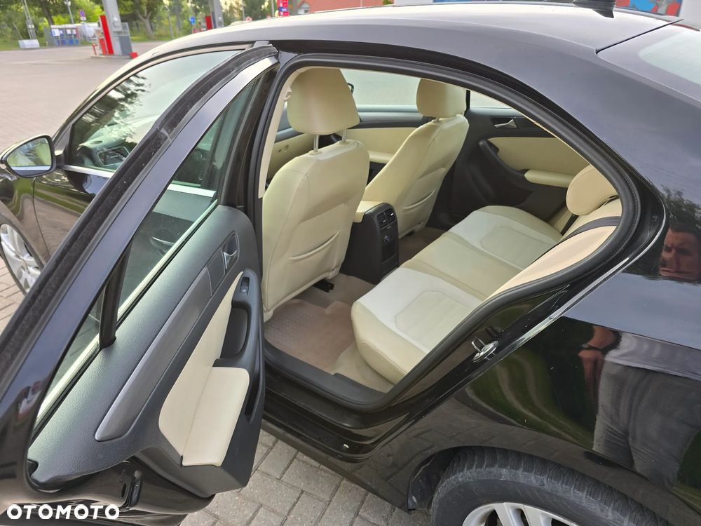 Volkswagen Jetta 2.0 TDI Highline DSG - 8