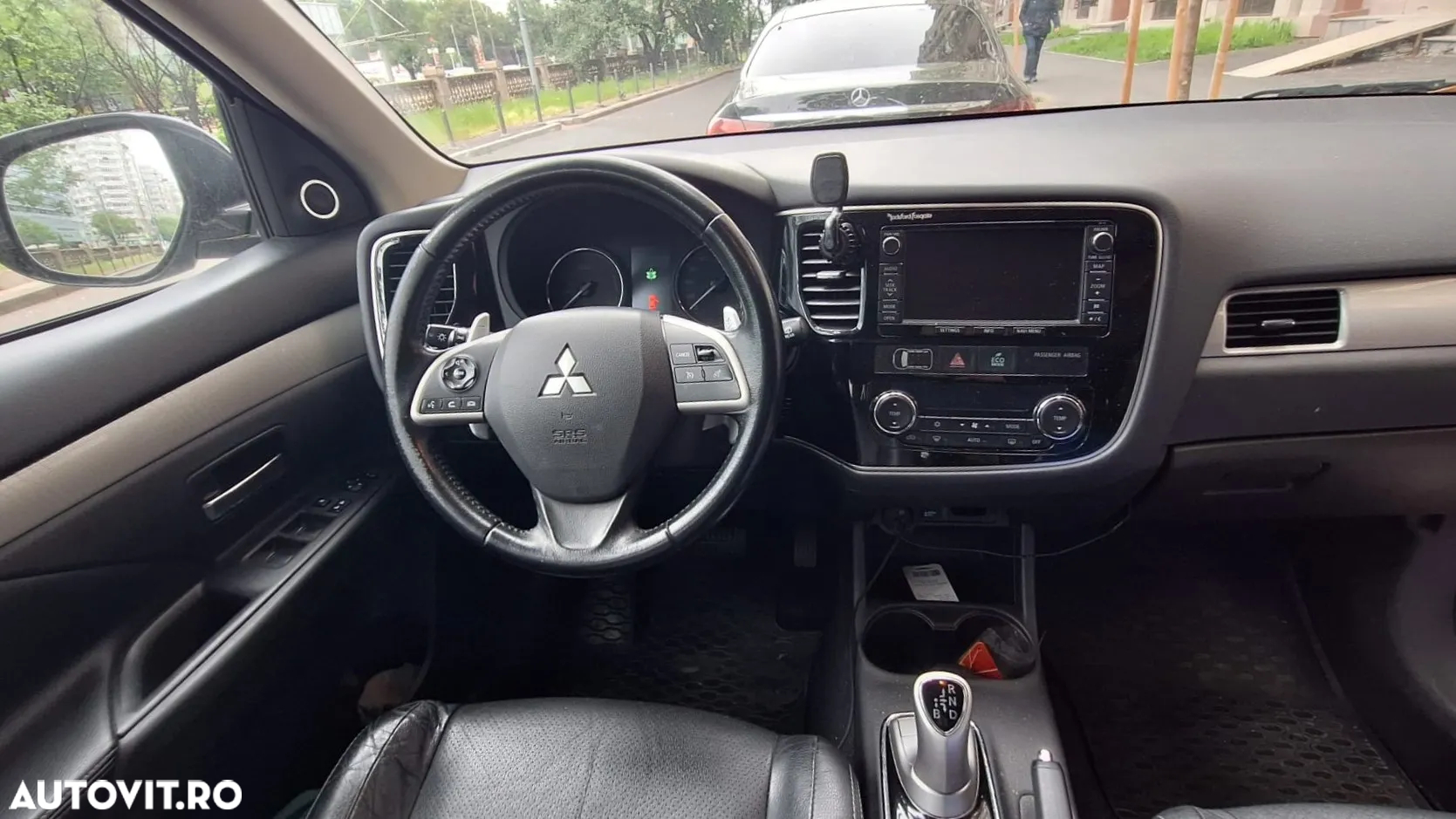 Mitsubishi Outlander - 2