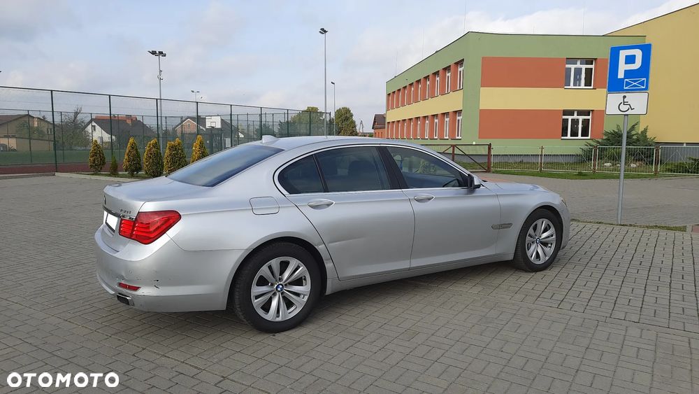 BMW Seria 7 750i - 6