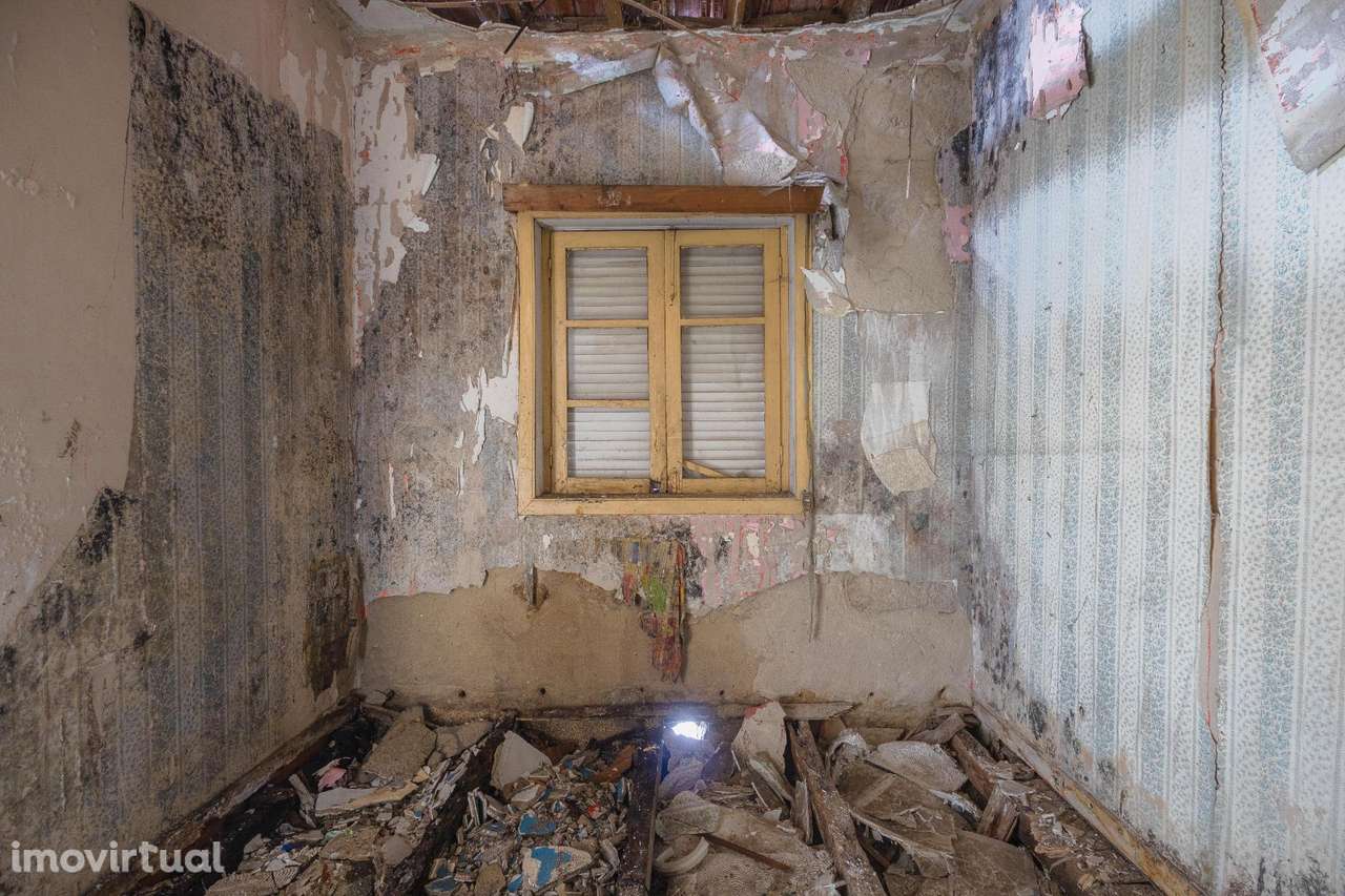 Moradia T2 para Restauro – Oportunidade Única no Coração de... - Grande imagem: 4/24