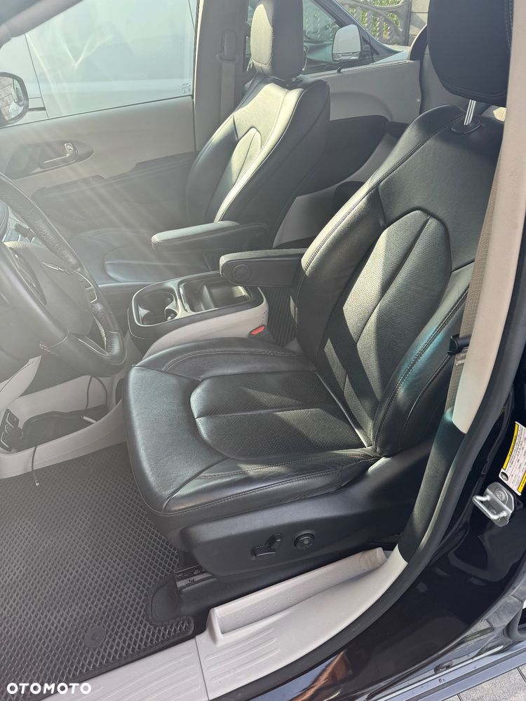 Chrysler Pacifica - 12