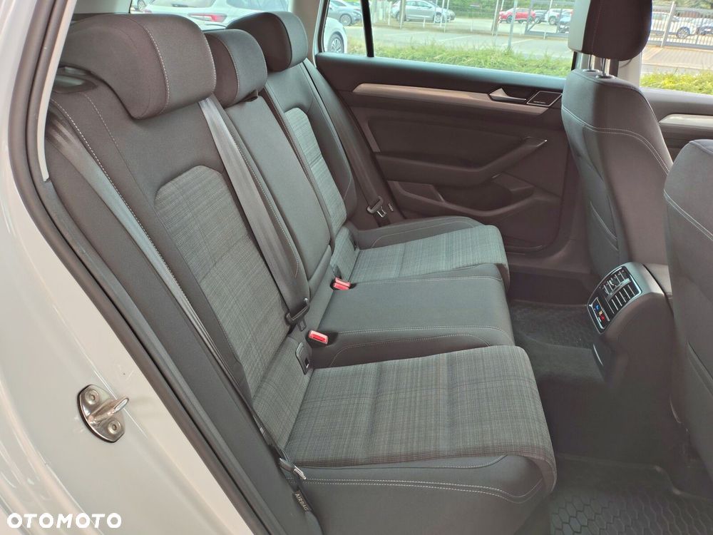Volkswagen Passat - 16