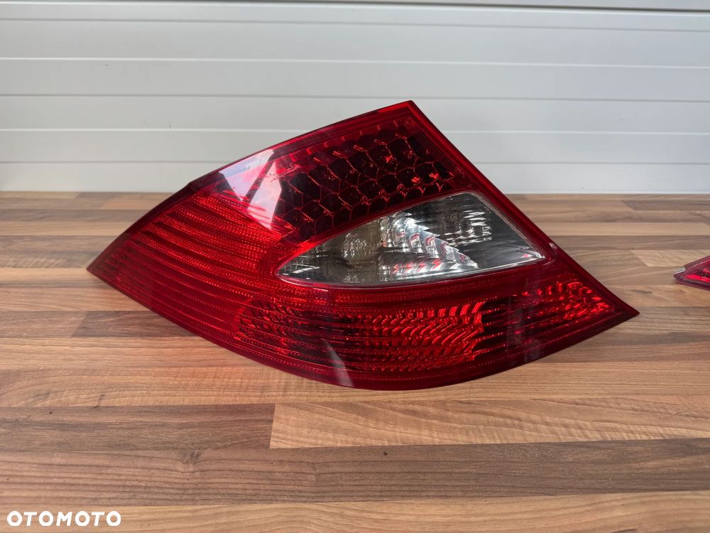 LAMPA TYLNA LEWA MERCEDES CLS W219 A2198200164 - 1