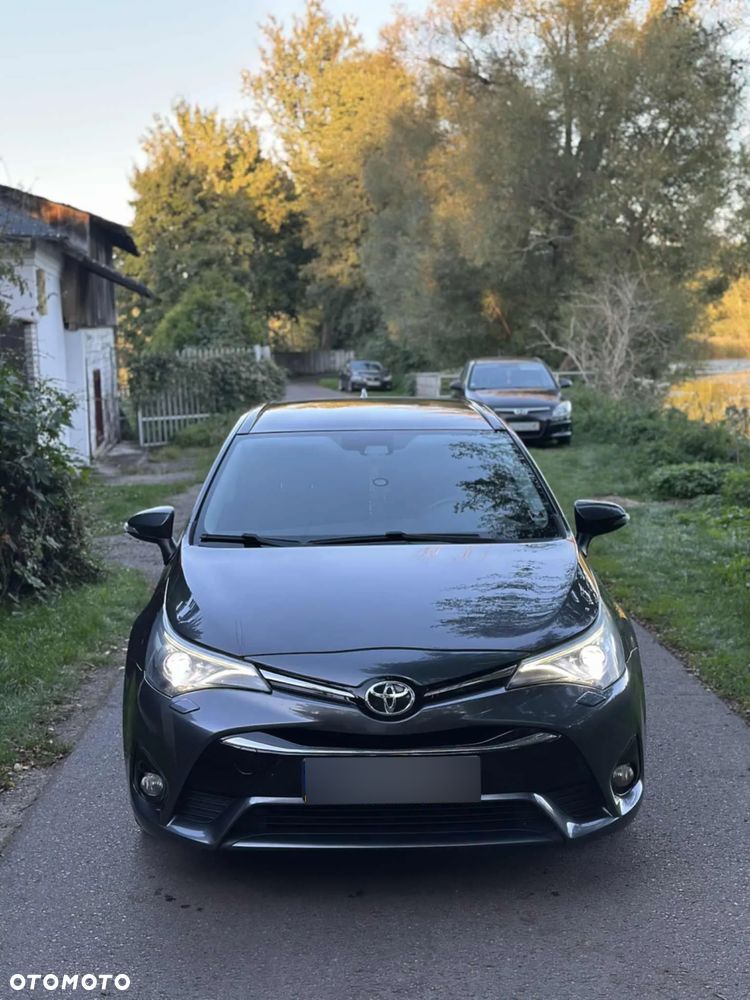 Toyota Avensis Touring Sports 1.8 Executive - 1