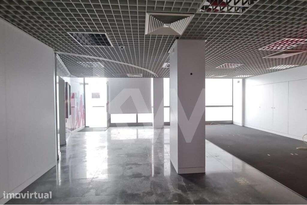 LOJA PARA COMÉRCIO OU SERVIÇOS EM CAMPOLIDE JUNTO ÀS AMOREIRAS EM LISB - Grande imagem: 2/21