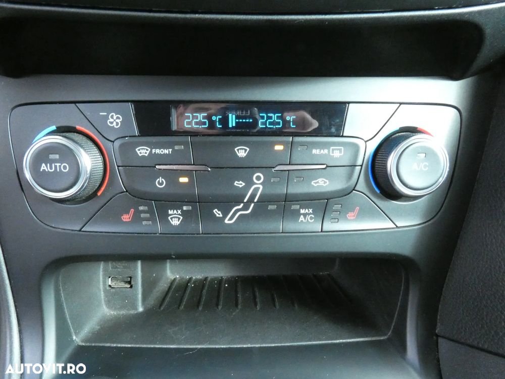 Ford Focus 1.5 TDCi Powershift Titanium - 12