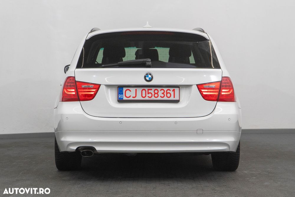 BMW Seria 3 318d DPF Touring Aut. - 6