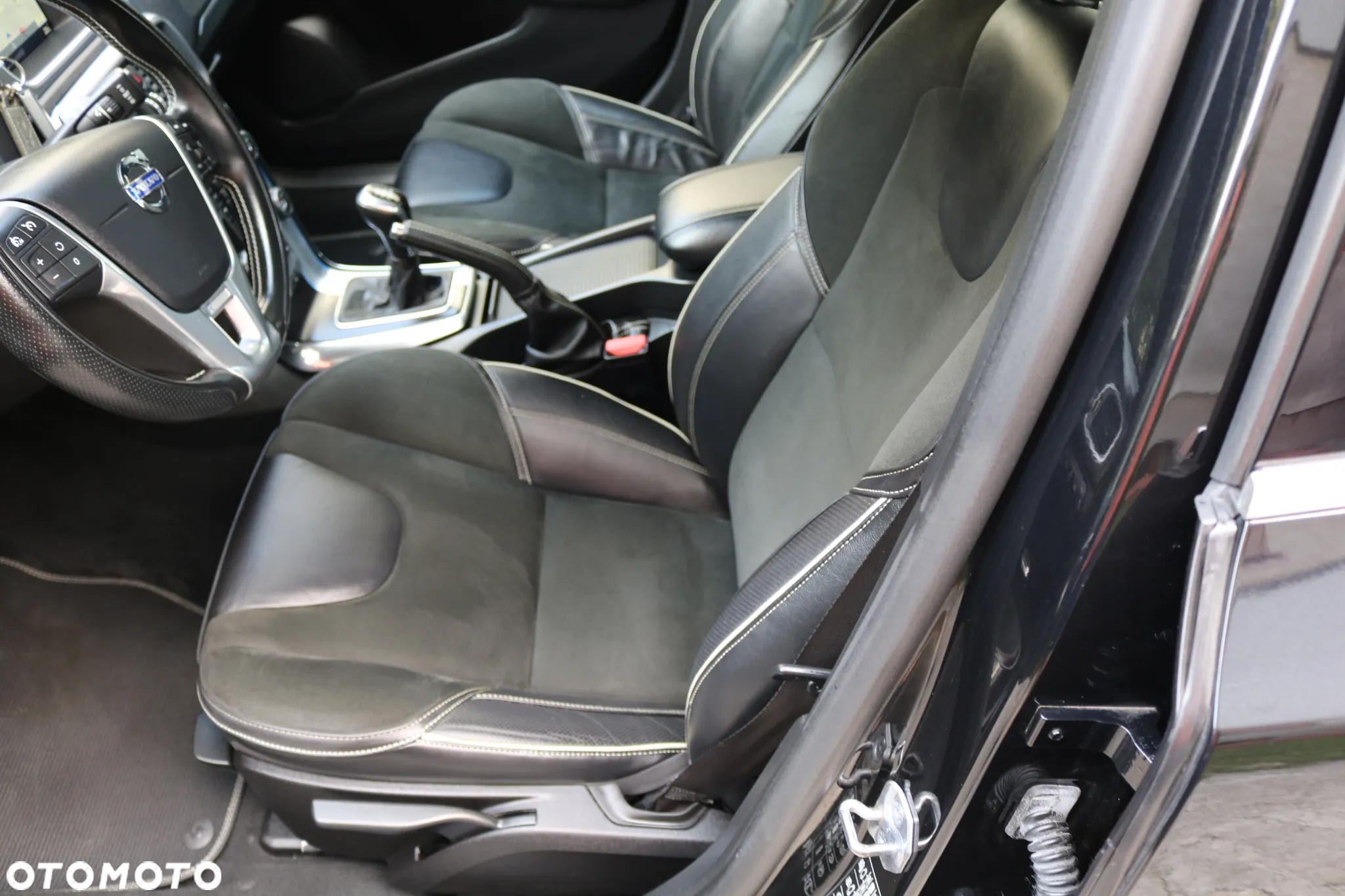 Volvo V40 D4 Drive-E R-Design Momentum - 3