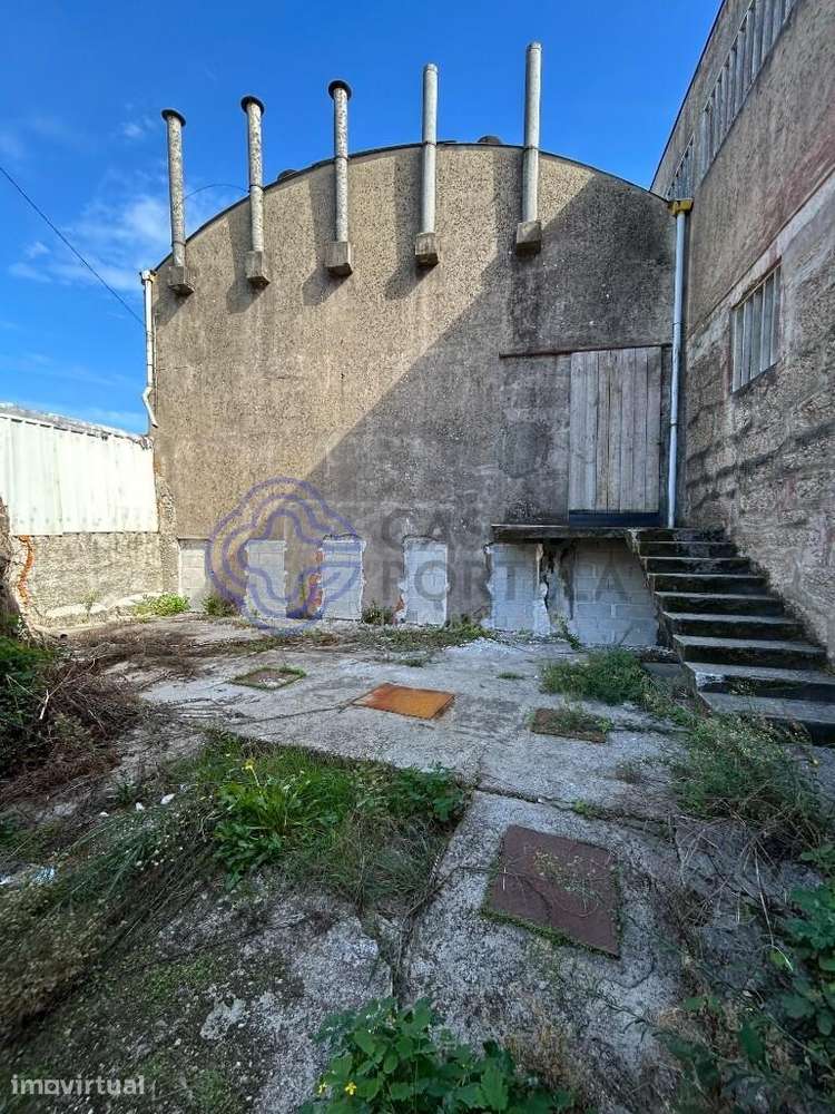 Armazém e habitação com 455 m2 de área útil, com logradouro, para recu - Grande imagem: 2/15