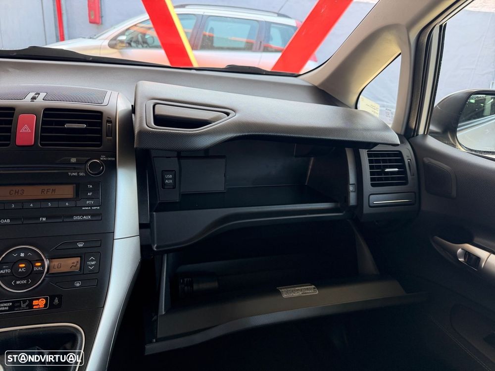 Toyota Auris 1.33 VVT-i Comfort+J16 - 17