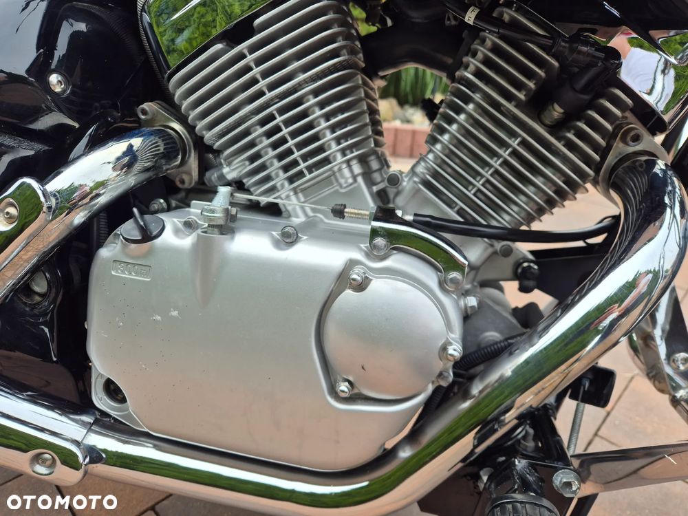 Suzuki Intruder - 13