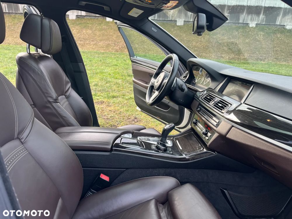 BMW Seria 5 550i xDrive - 35