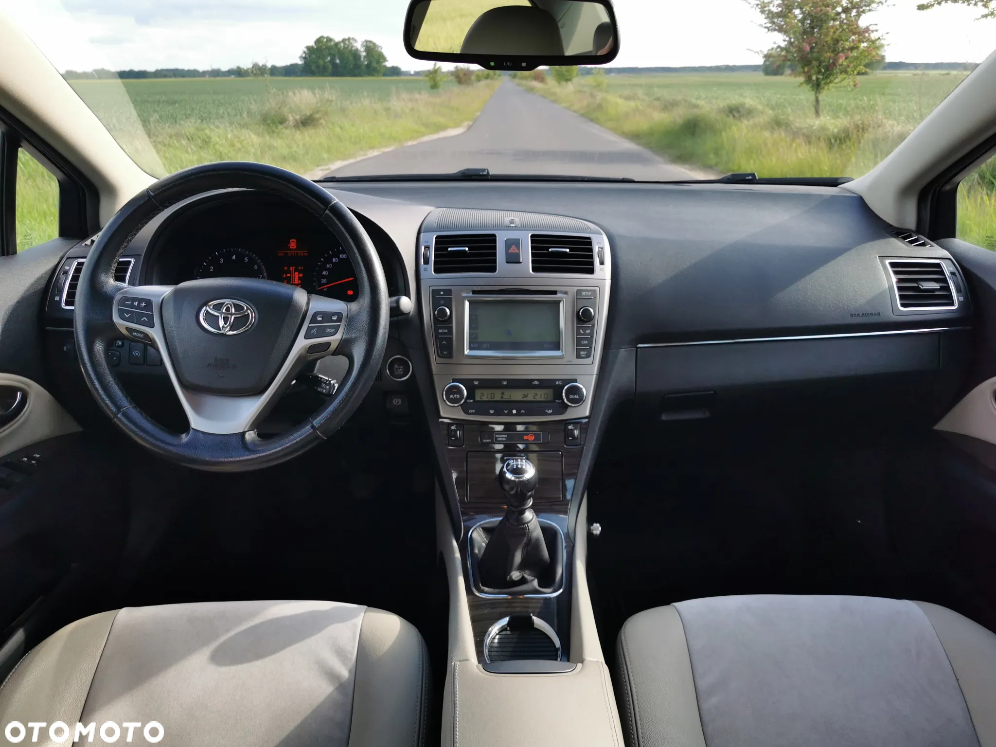 Toyota Avensis 2.0 Premium - 9