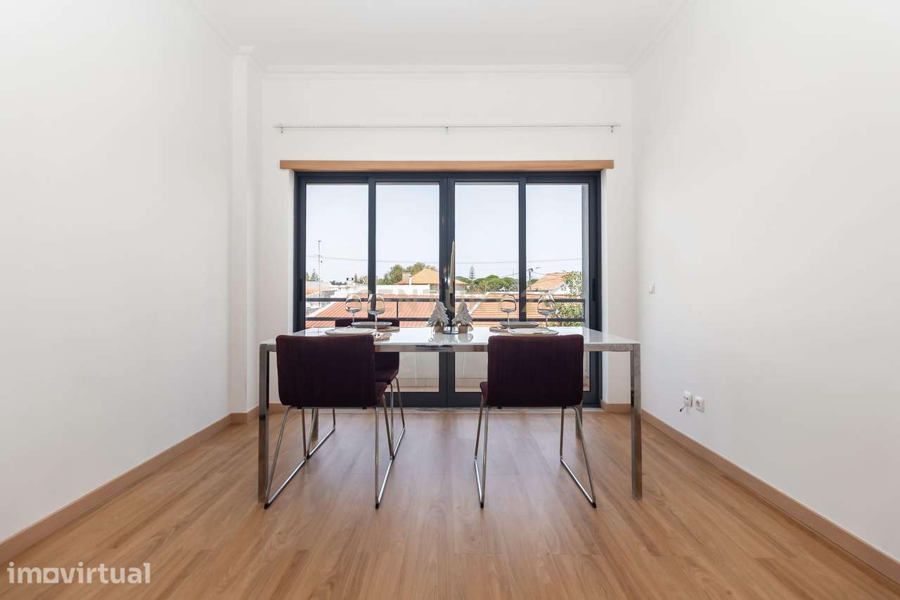 Arrenda-se T2 com Parqueamento e Arrecadação na Quinta do Bom Retiro - - Grande imagem: 5/36