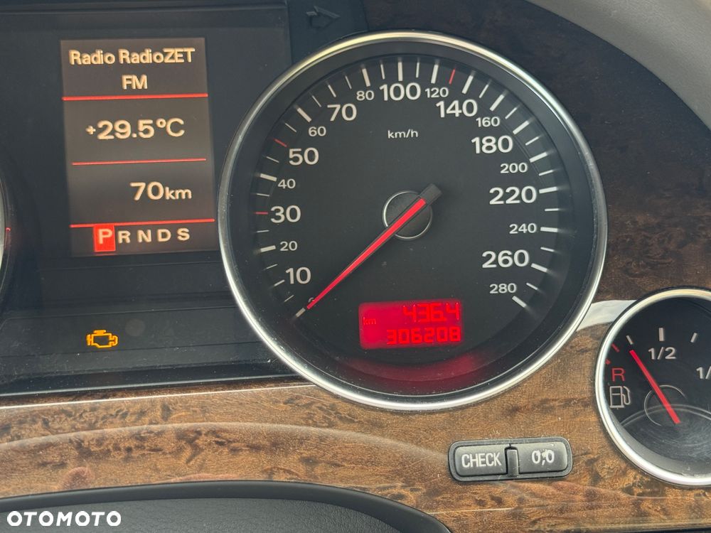 Audi A8 4.2 Quattro - 11