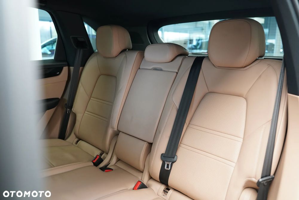 Porsche Cayenne - 22