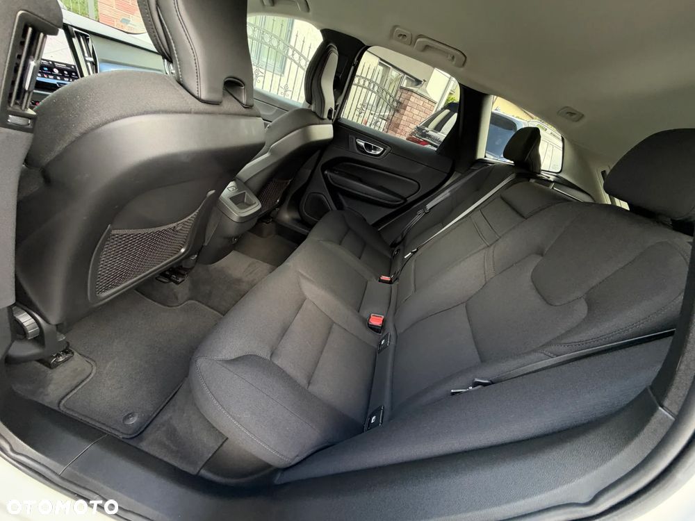 Volvo XC 60 B4 D AWD Momentum Pro - 33