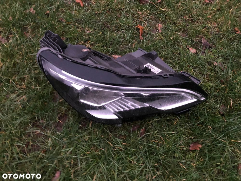 Peugeot 3008 II 5008 16- Lampa Przód Prawa 90085115 - 3