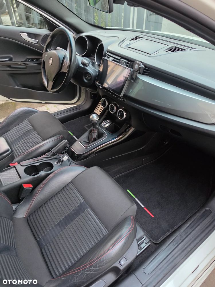 Alfa Romeo Giulietta ver-1750-tbi-quadrifoglio-verde - 26