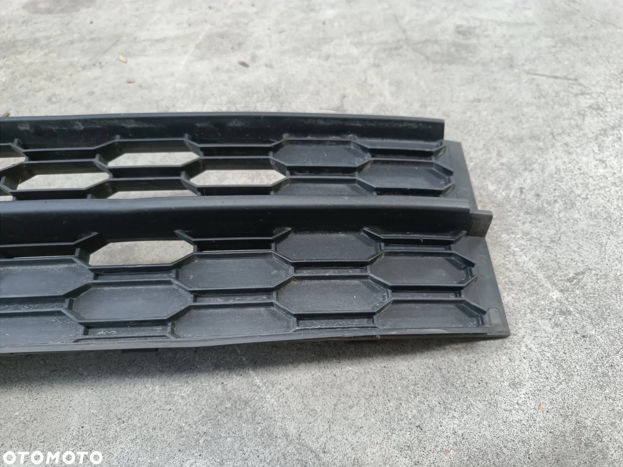 Kratka Środkowa Zderzaka Skoda Octavia 3 III FL Lift Atrapa Zaślepka 5E0853677L - 2