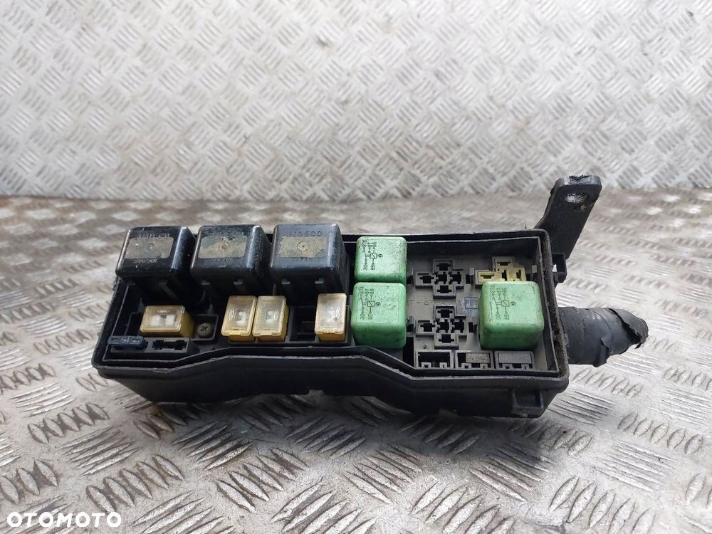 SKRZYNKA BEZPIECZNIKÓW PRZEKAŹNIKÓW ISUZU NQR70LL 4.8 - 4