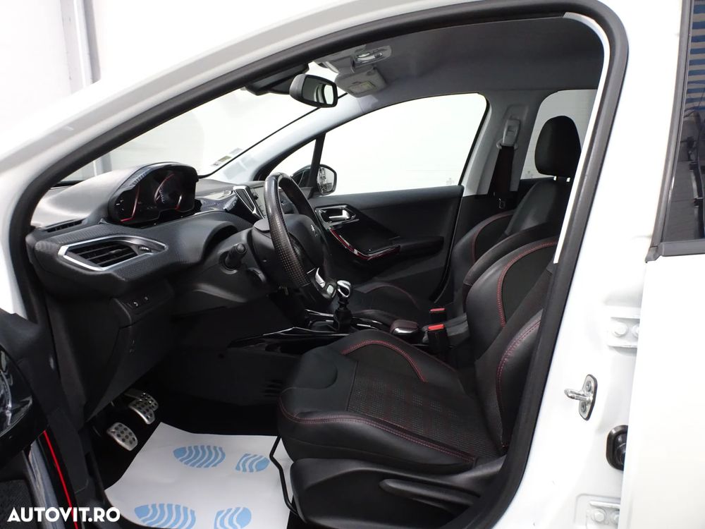 Peugeot 2008 1.2 L PureTech STT GT Line - 10