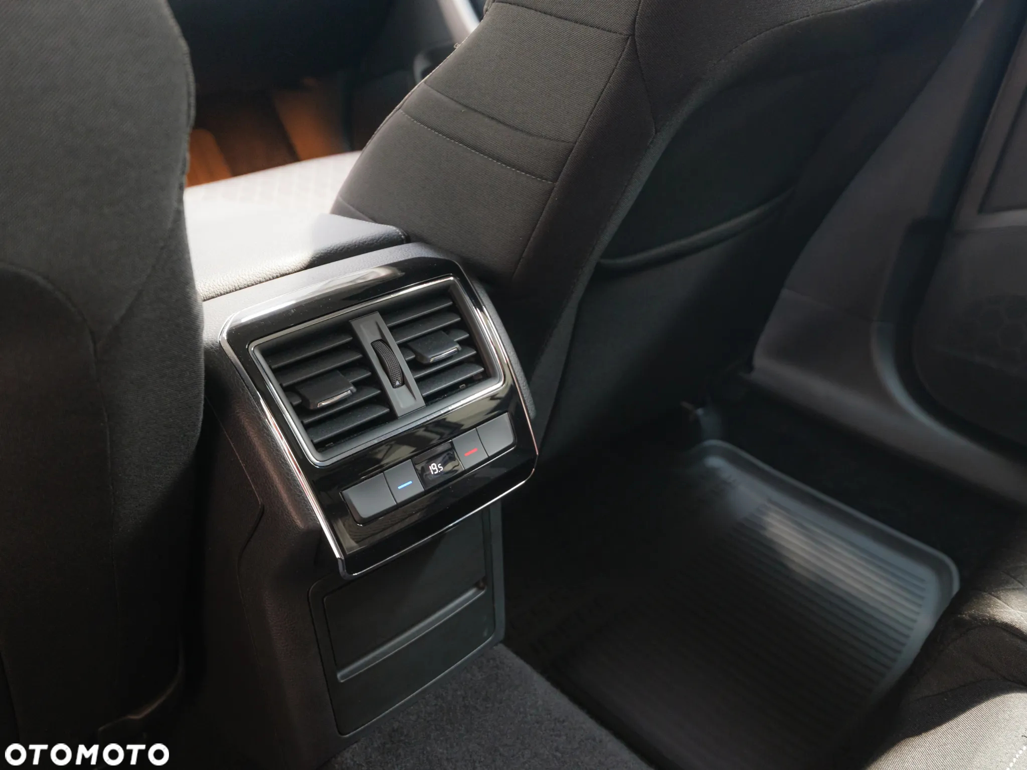 Skoda Superb 2.0 TDI SCR Ambition DSG - 37
