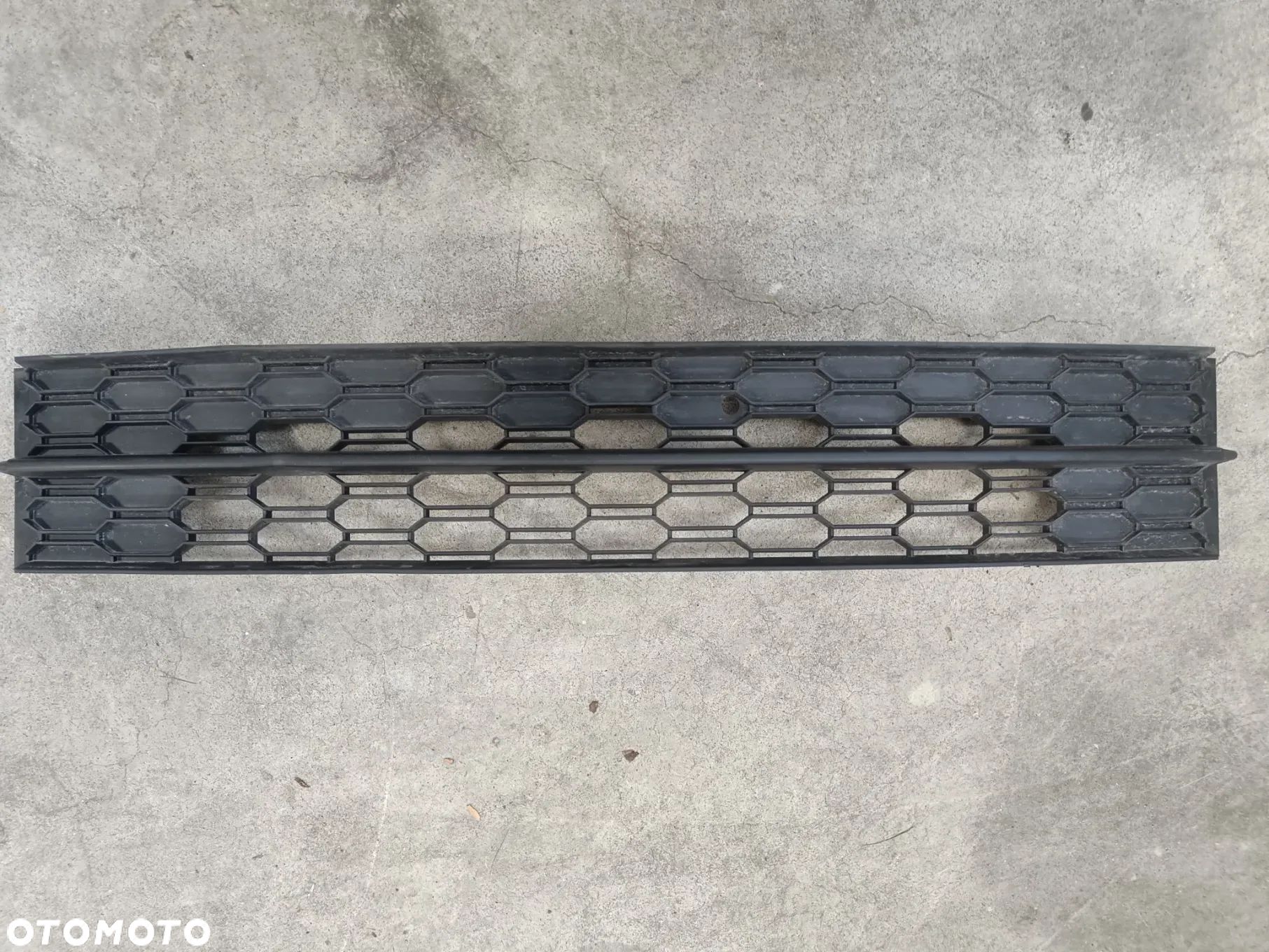 Kratka Środkowa Zderzaka Skoda Octavia 3 III FL Lift Atrapa Zaślepka 5E0853677L - 1