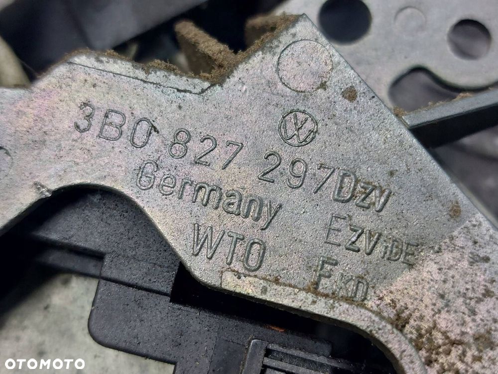 BLENDA KLAPY BAGAŻNIKA + KLAMKA ZAMEK PASSAT B5 SEDAN 3B5827505 - 4