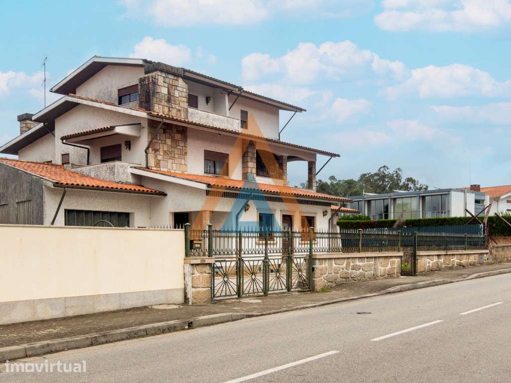 Excecional casa com 3 pisos e anexos, amplos espaços, possibilidade... - Grande imagem: 4/55