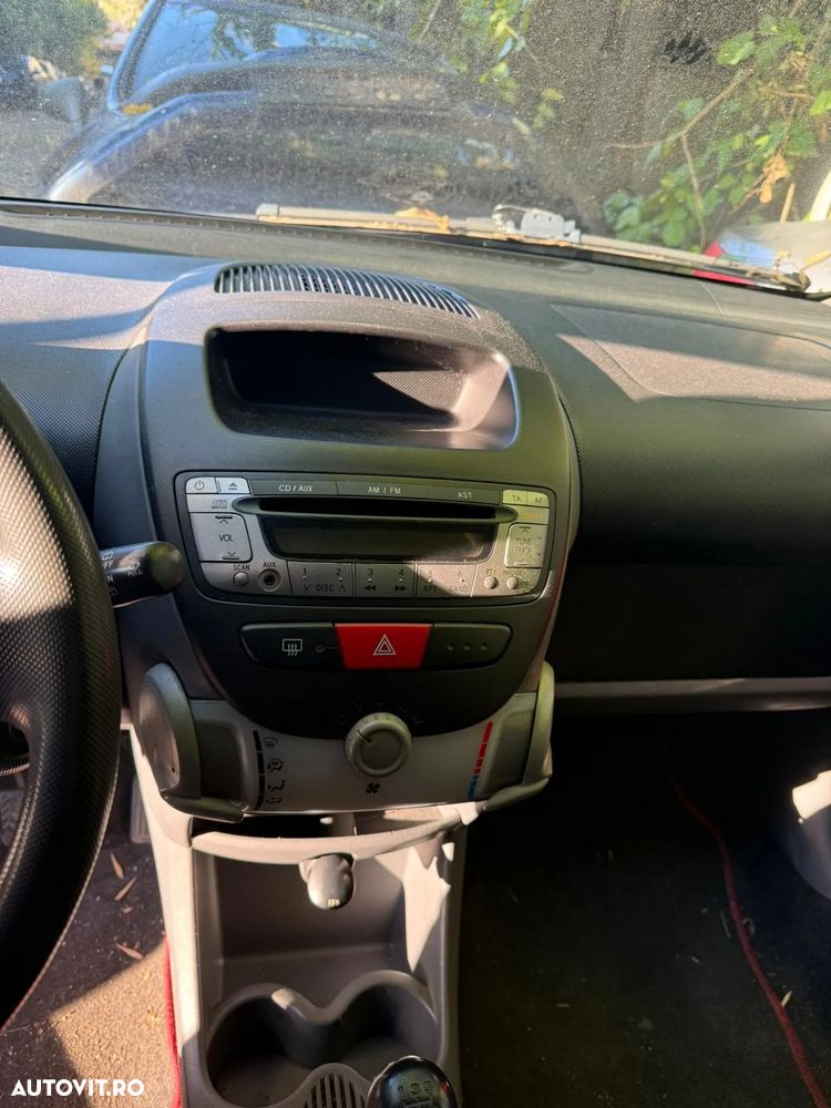 Dezmembrez Toyota Aygo coupe rosu 1.0 benzina 2006 - 6