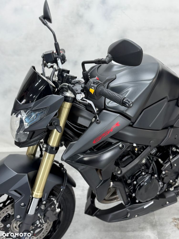 Suzuki GSR - 19