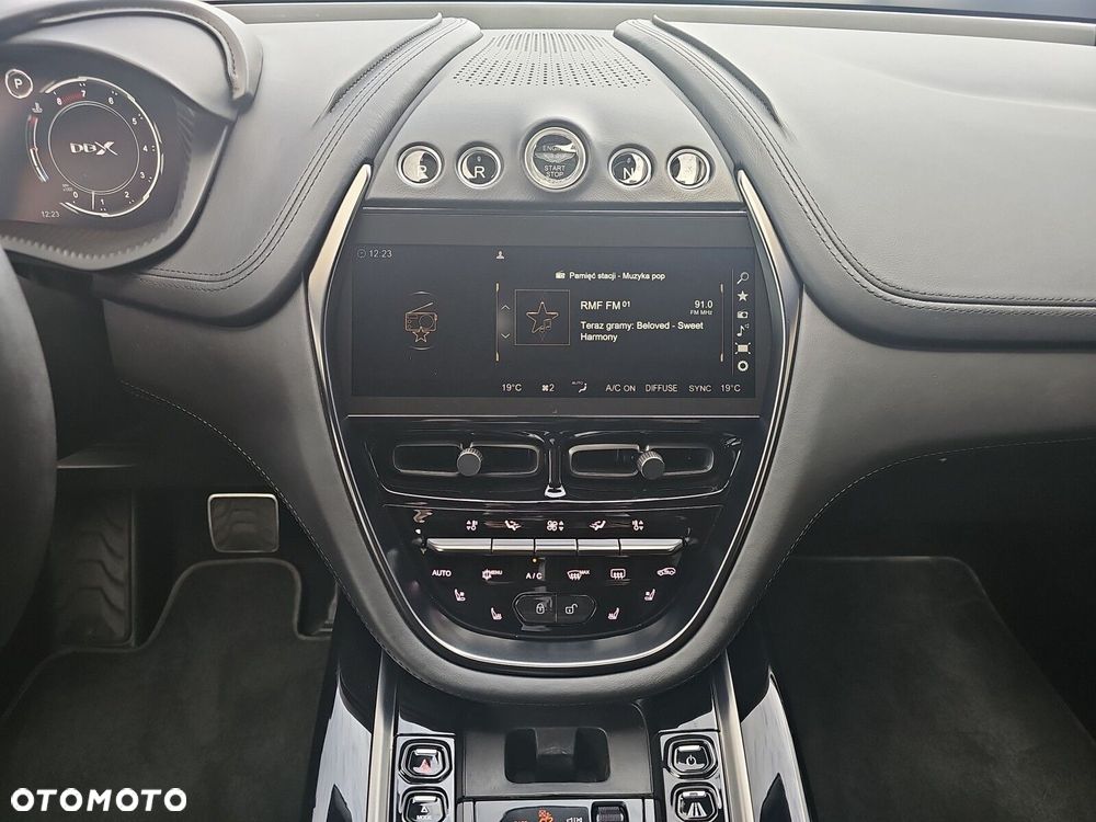 Aston Martin DBX - 25