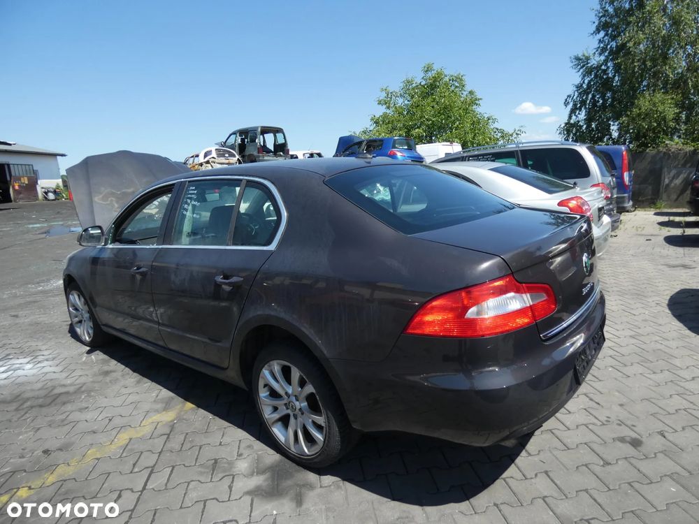 SKODA SUPERB II LIFTBACK *SAMOCHÓD NA CZĘŚCI*LF8M/6Q6Q/9203 ( Mocca Brown Metallic ) / MASKA, LAMPA, DRZWI,ABS,PRZEKŁADNIA, KLAPA, BELKA, DESKA, FOTELE, KANAPA, ĆWIARTKA KIEROWNICA, TARCZE,ZAWIESZENIE, KOMPLETNY TYŁ, LICZNIK, ZEGARY, PRAWE LEWE PRZÓD TYŁ - 1
