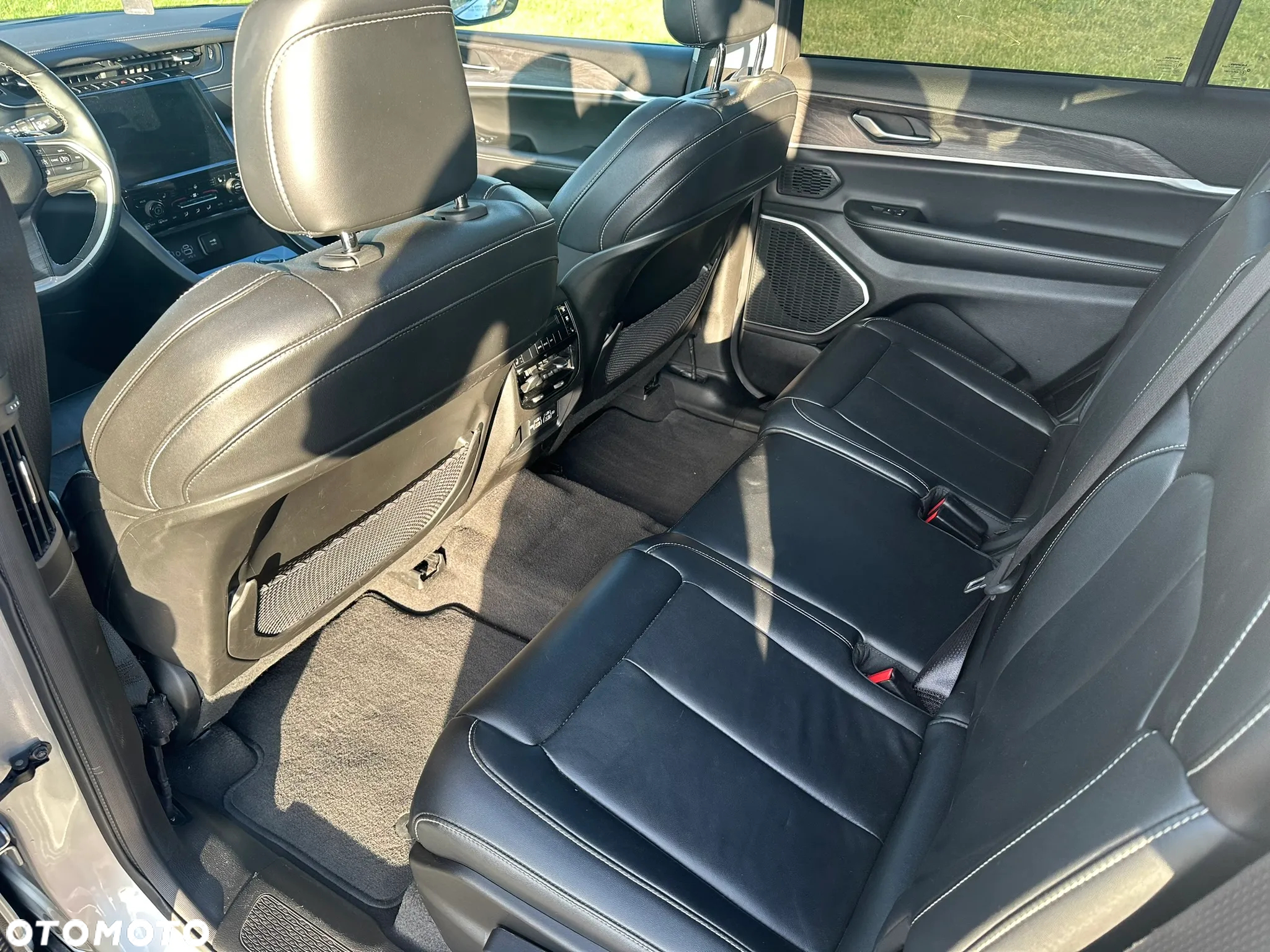 Jeep Grand Cherokee - 12