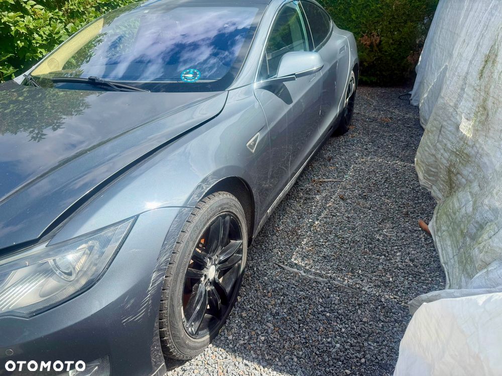 Tesla Model S - 3